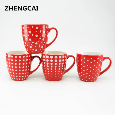 Taza de café de cerámica con esmalte de color rojo y calcomanías de lunares